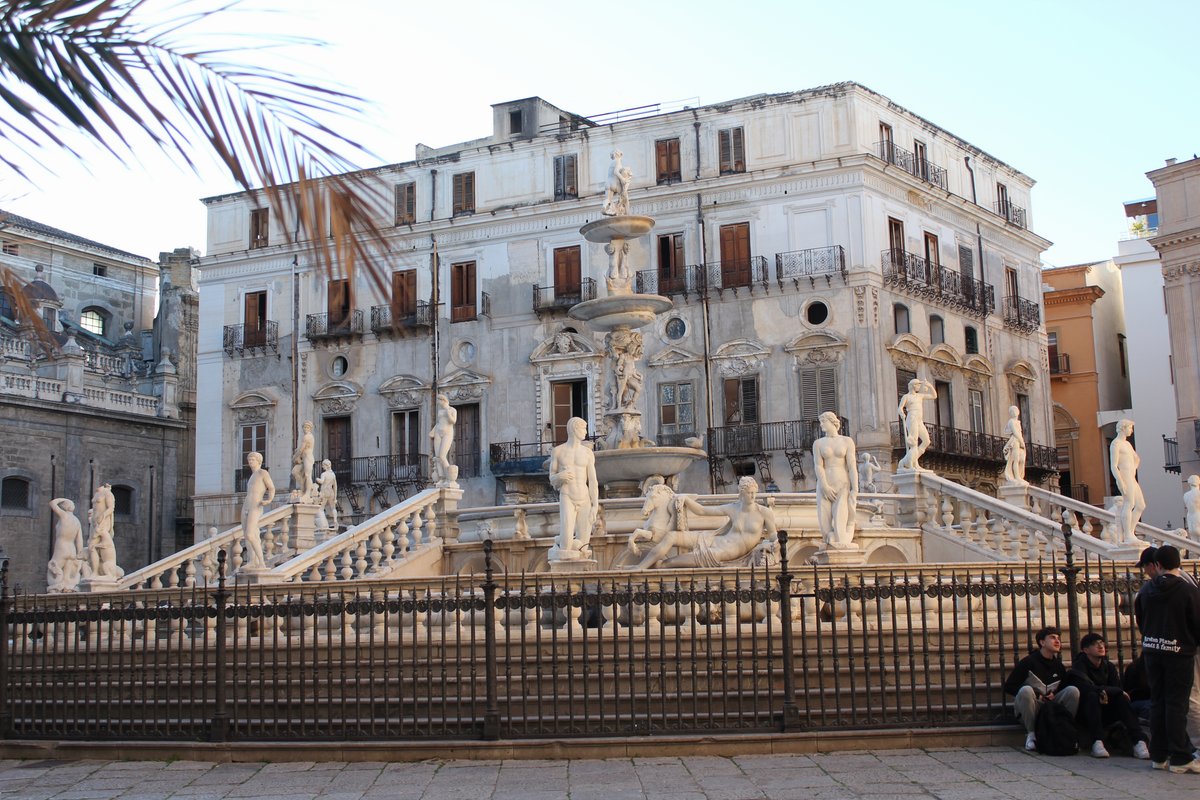 b10 palermo - piazza del municipio (1).JPG