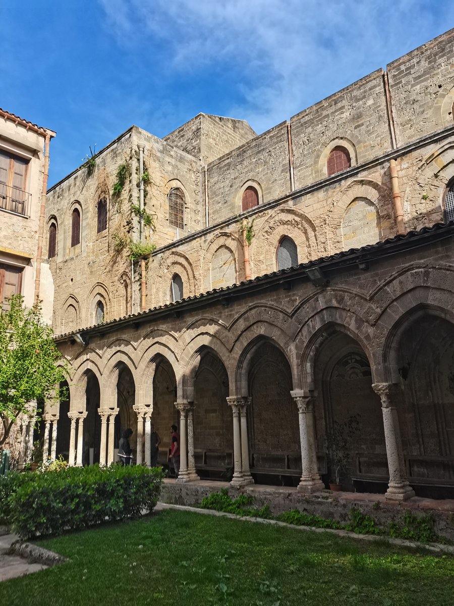 b16 palermo - Basilica della SS Trinità del Cancelliere (Basilica della Magione) (9).jpg
