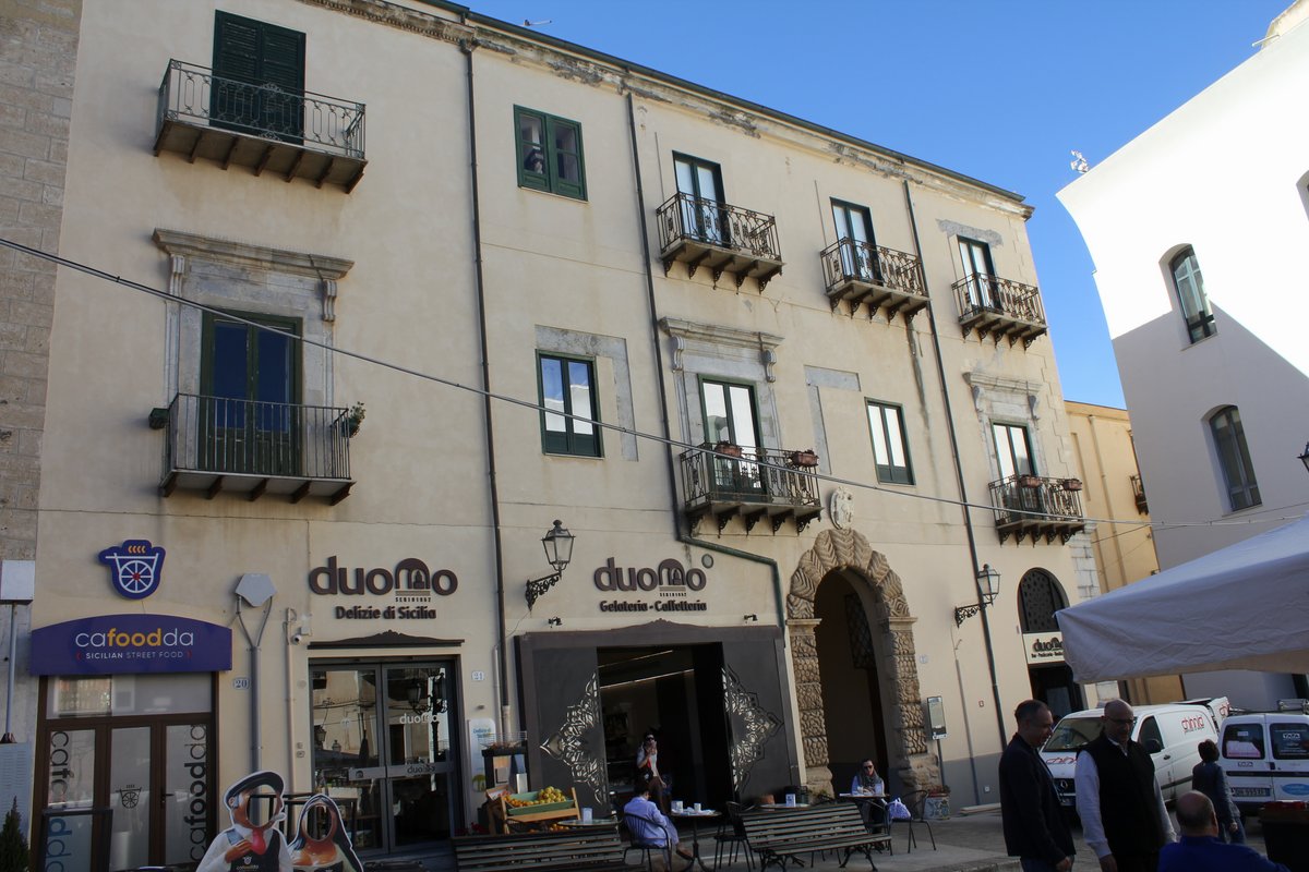 t cefalu - piazza del duomo (36).JPG