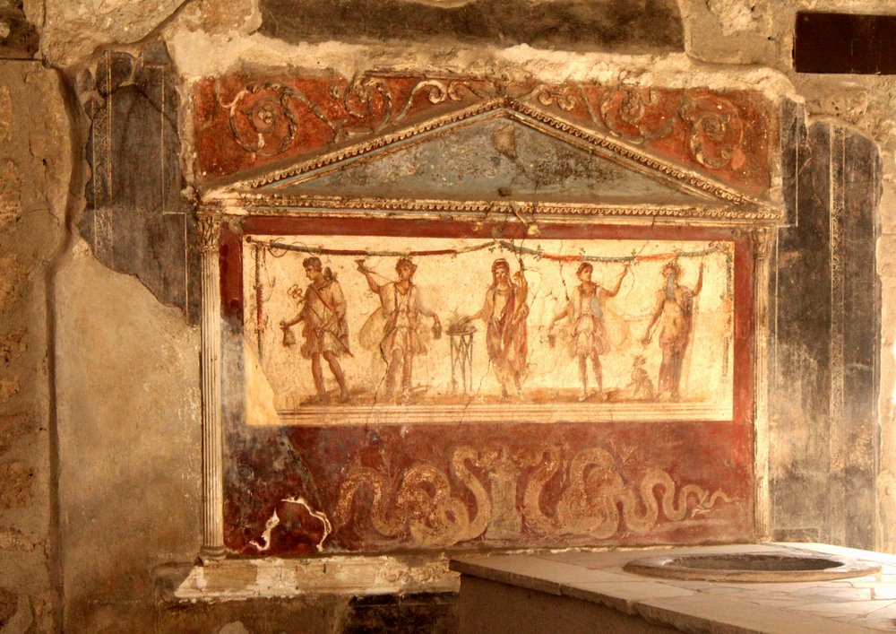 pompei - bancone e larario (3).JPG