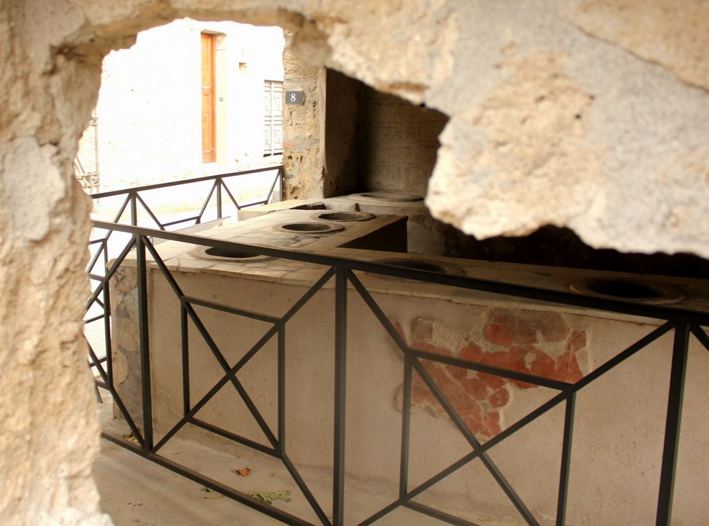 pompei - bancone e larario (4).JPG