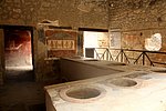 pompei - bancone e larario (2).JPG