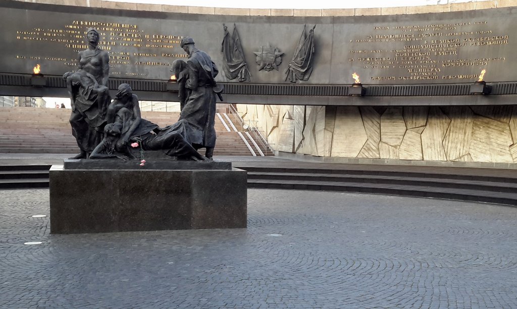 spb-monumento ai difensori di Leningrado (18).jpg
